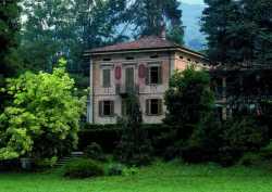 Altes Haus mit wildem Garten 